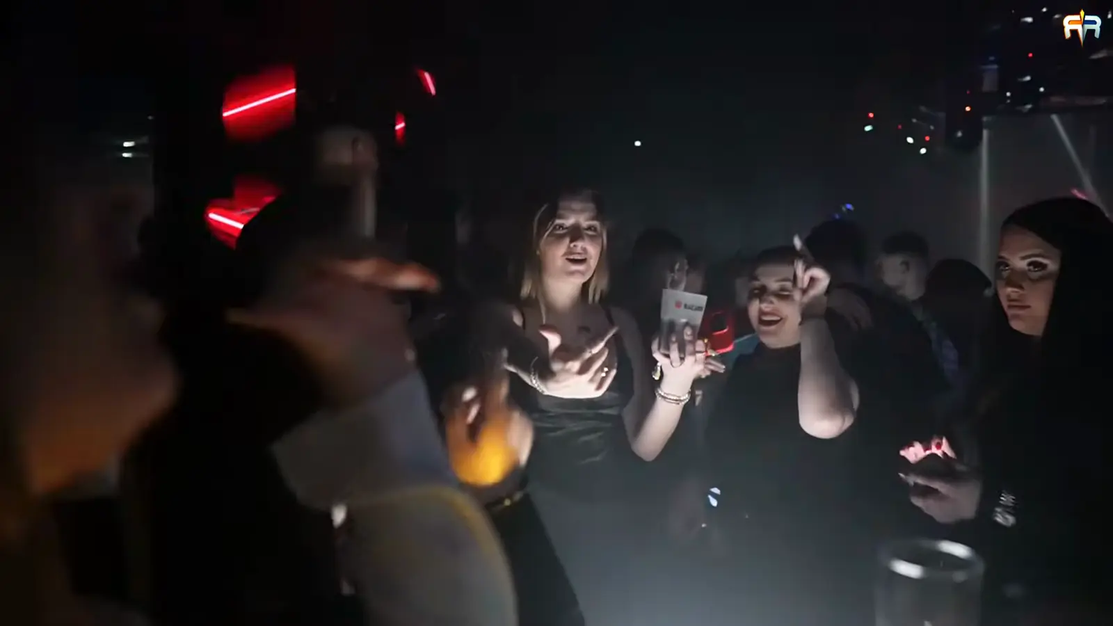 Reper na bini pod zelenim laserima