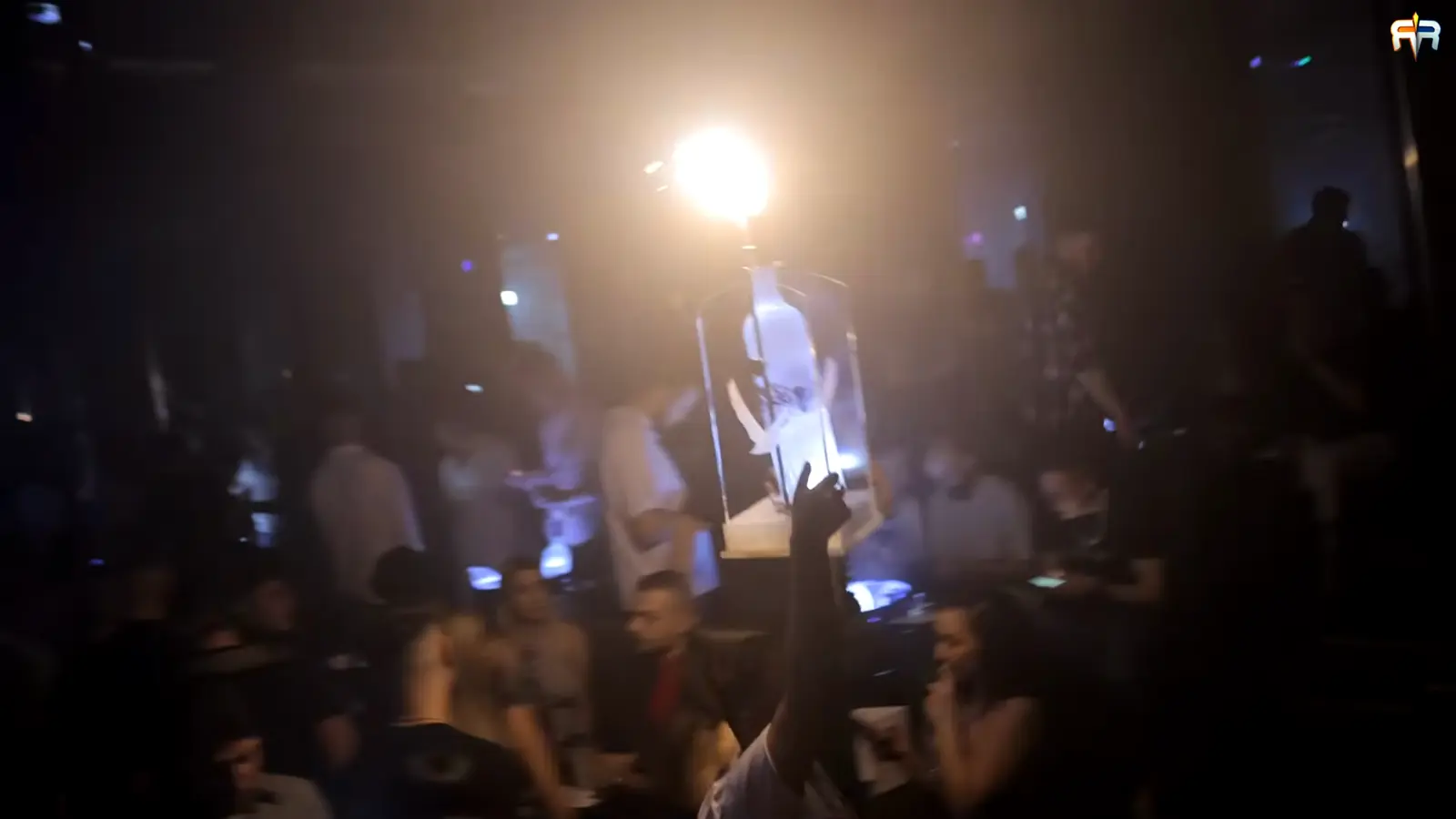 Gosti podignutih ruku u plavom svetlu