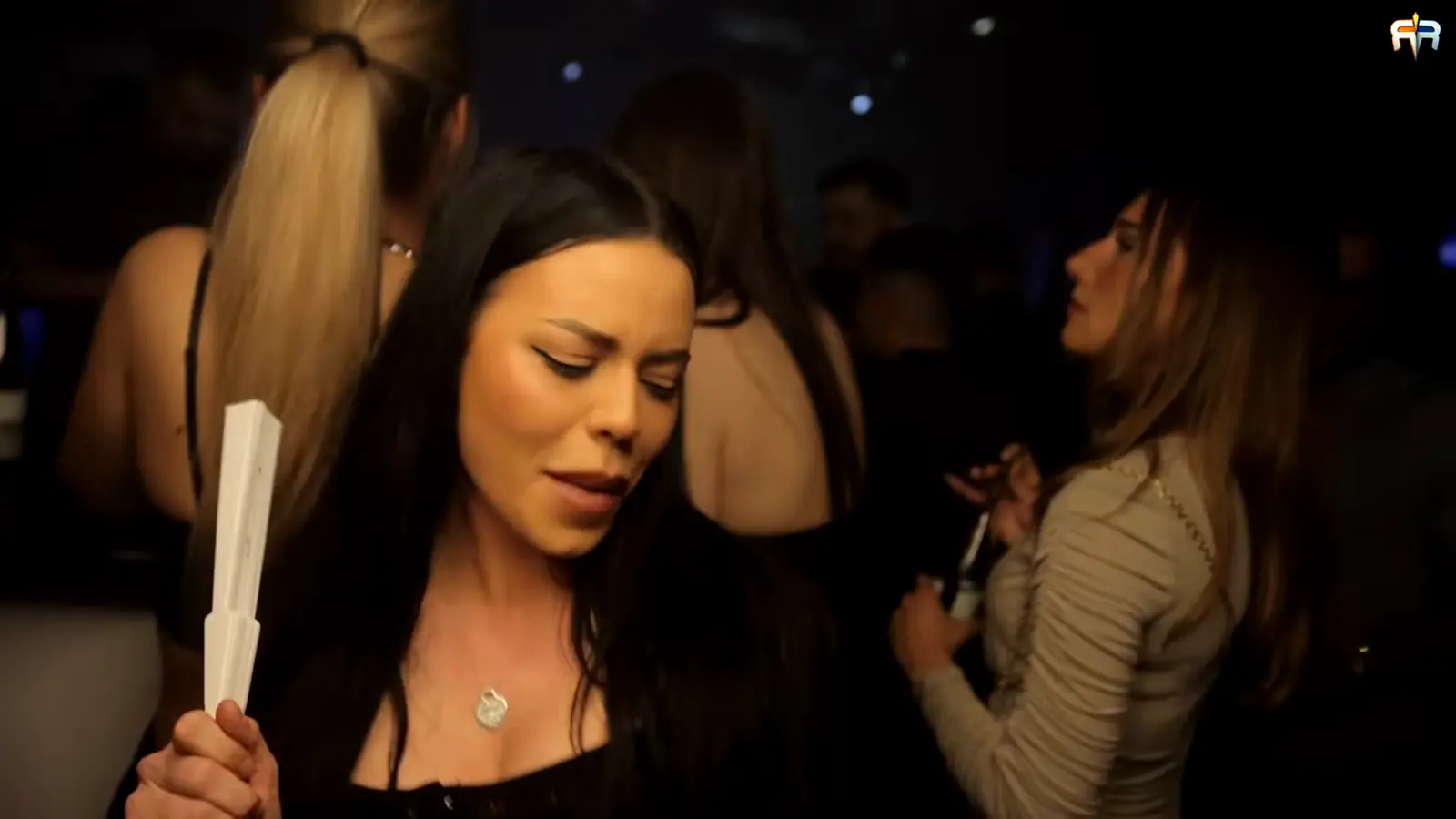 Gosti pevaju u ljubičastom svetlu